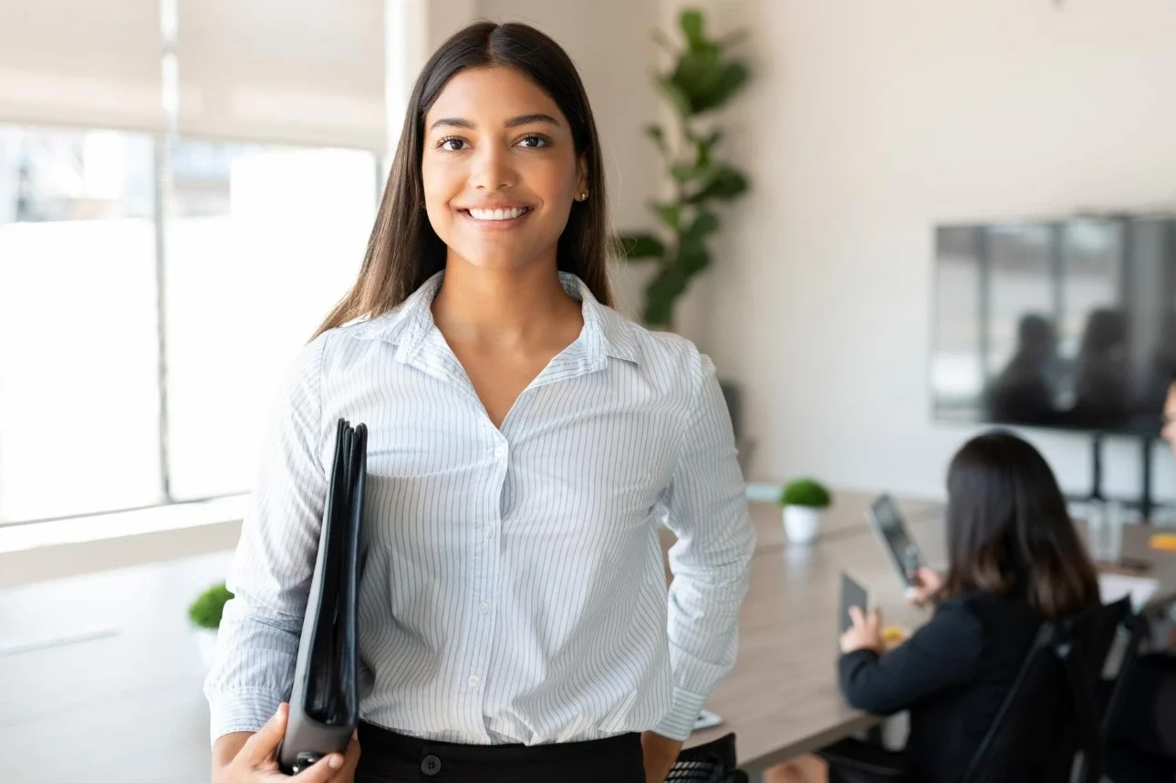 Professional hiring manager studying recruitment courses online to enhance candidate assessment and improve hiring strategies through the best courses for recruiters.